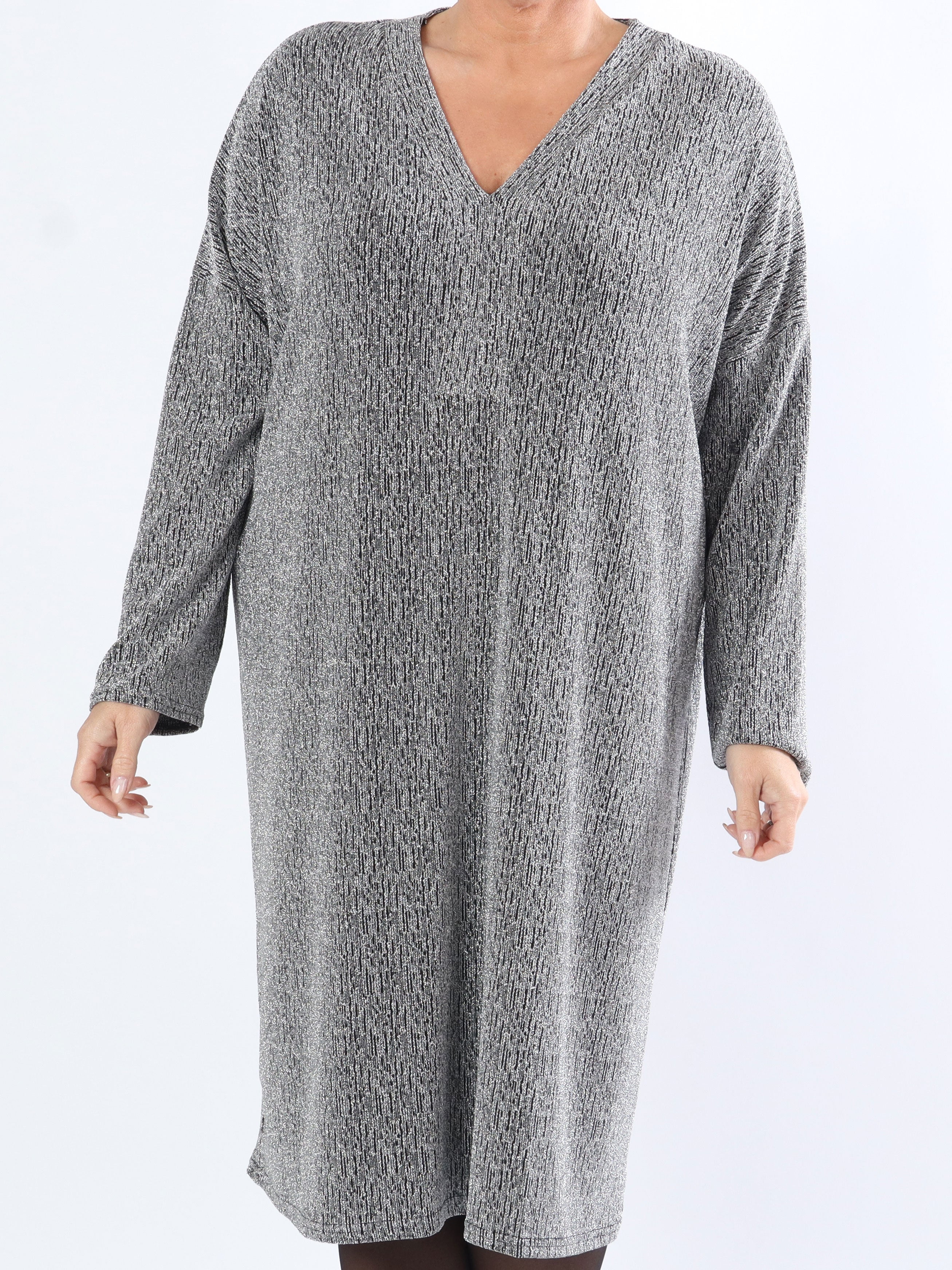 Audine - Enkel glittrig klänning i elastiskt tyg i stora storlekar